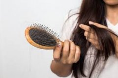 女性过度脱发是怎么回事？要怎么治疗？