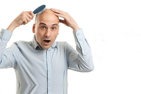 男性掉头发是什么原因引起的？该怎么治疗？