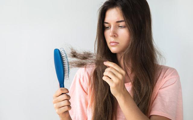 导致女性脱发的的原因有哪些？女性脱发怎么治疗？